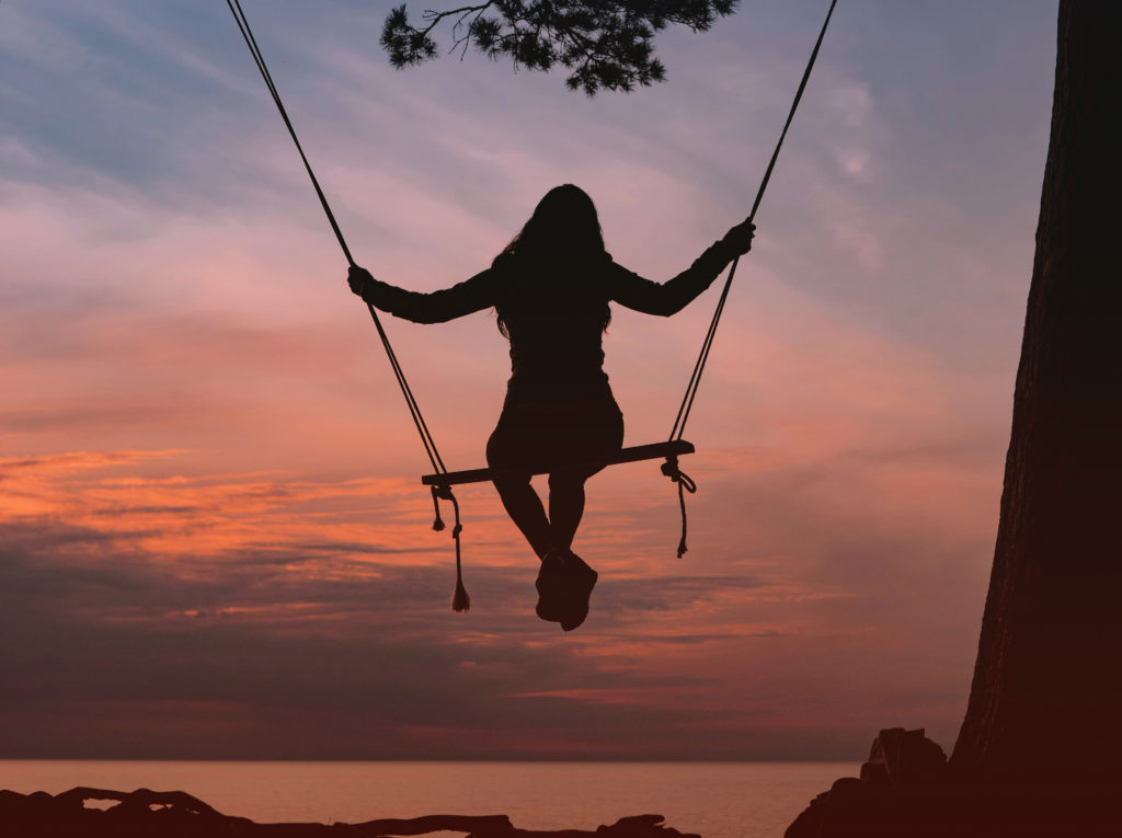 Femme sur une balançoire