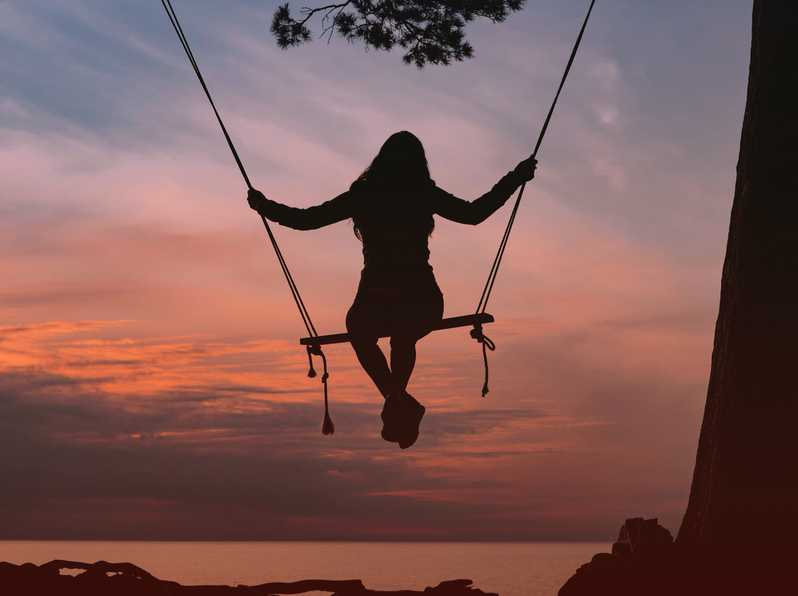Femme sur une balançoire
